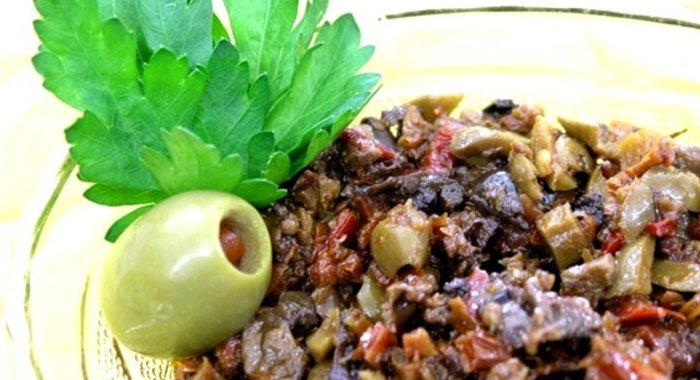 Тапенад из оливок, маслин и перцев чили