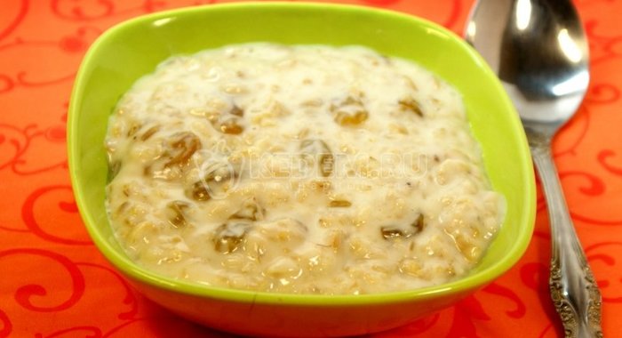 Овсяная каша с изюмом