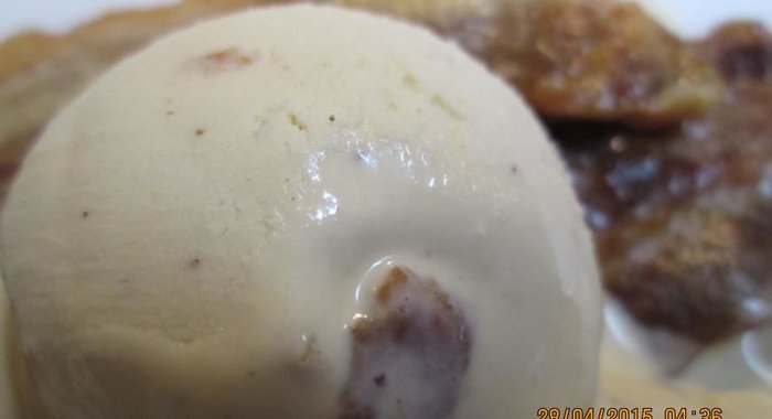 Сливочное мороженое с карамельным беконом