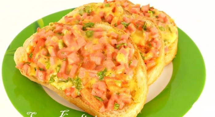 Горячие бутерброды с колбасой, сыром и помидорами