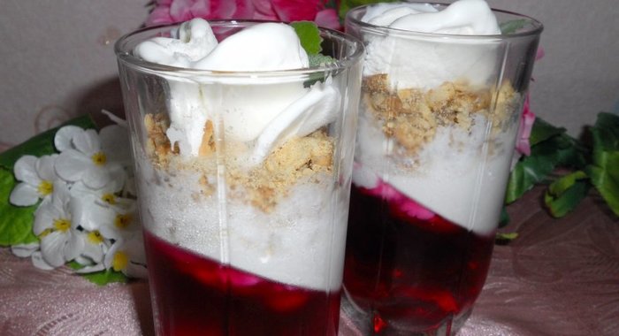 Десерт из желе и мороженого