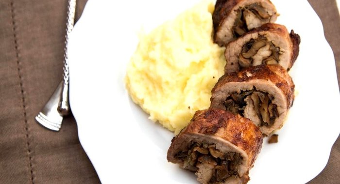 Рулет из свинины с грибами