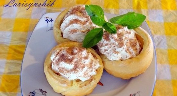 Пирожное слоеное с заварным кремом и взбитыми сливками