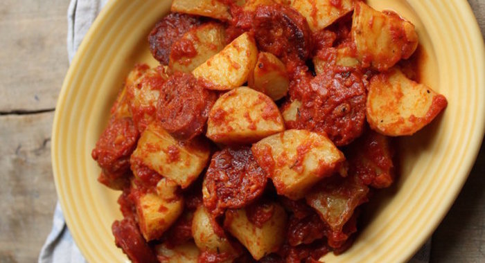 Картофель с острой свиной колбасой