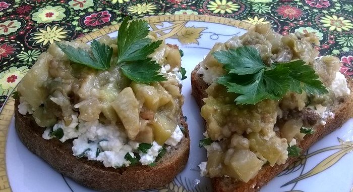Бутерброды с творогом и баклажанами