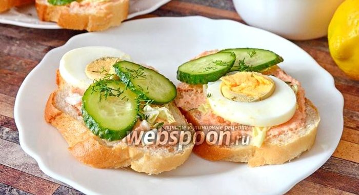 Бутерброды с икрой мойвы, пекинской капустой и яйцами