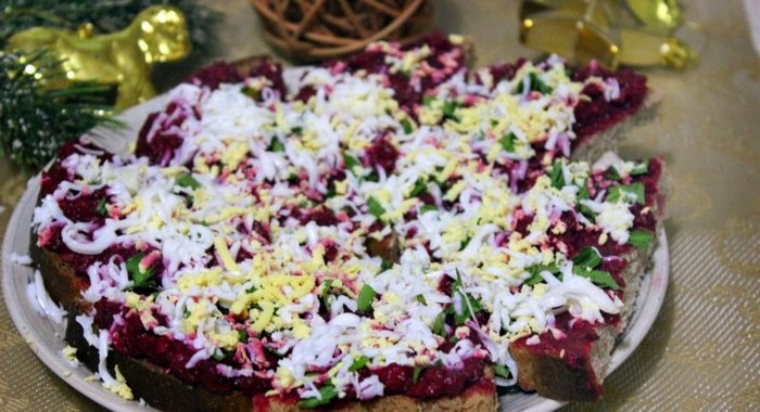 Бутерброды со свекольно-селедочной намазкой