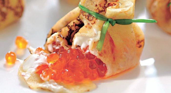 Мешочки из блинчиков с маскарпоне и красной икрой