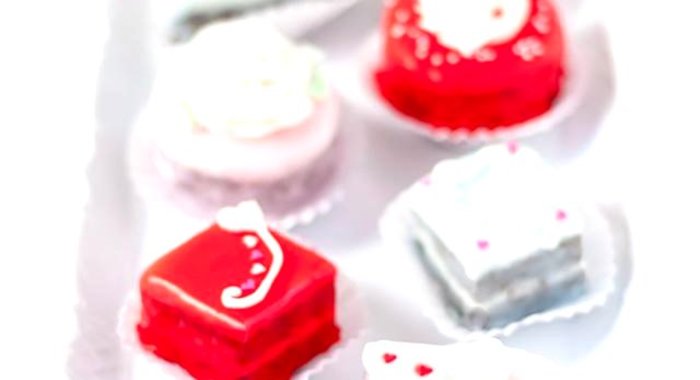 Праздничные шоколадные пирожные с глазурью