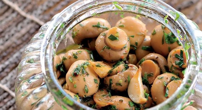 Шампиньоны в масляно-травяном маринаде