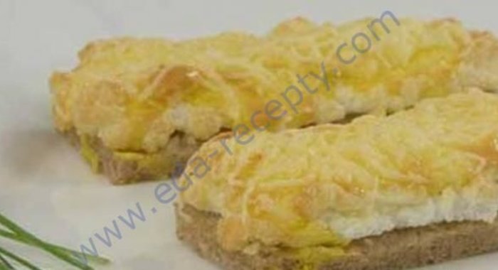 Горячие бутерброды с яйцом чесноком и сыром в духовке