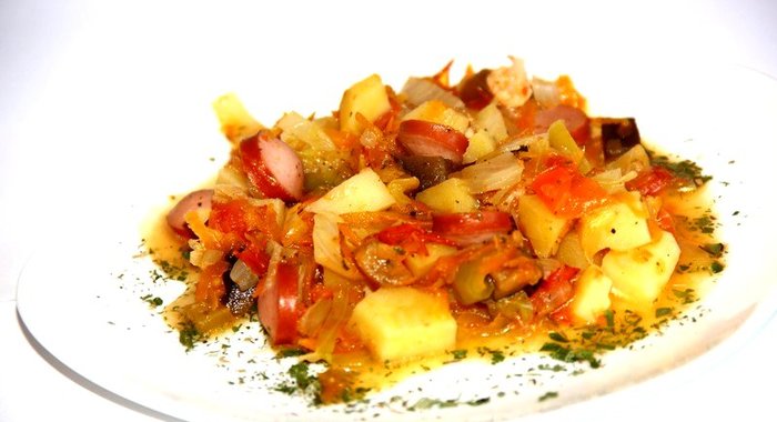 Овощное рагу с сосисками