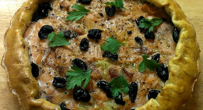 Луковый пирог со слабосоленой семгой