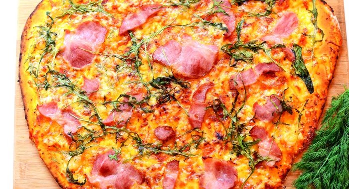 Пицца с грудинкой, сыром и рукколой
