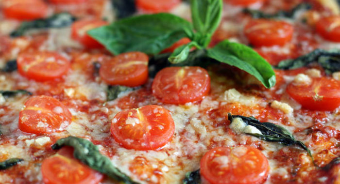 Пицца с помидорами черри и базиликом