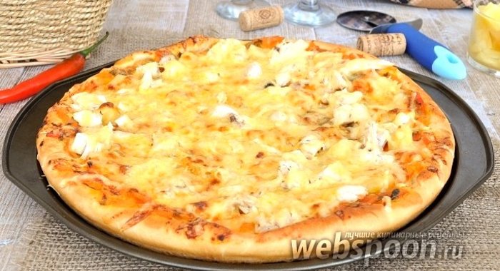 Пицца с ананасами и курицей