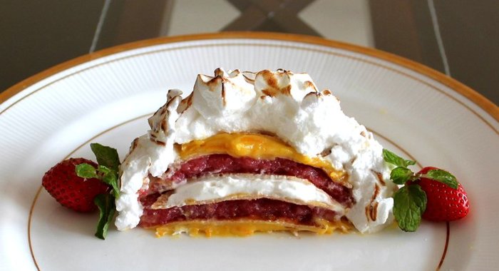 Запеченная аляска с блинчиками, клубничным желе и апельсиновым курдом