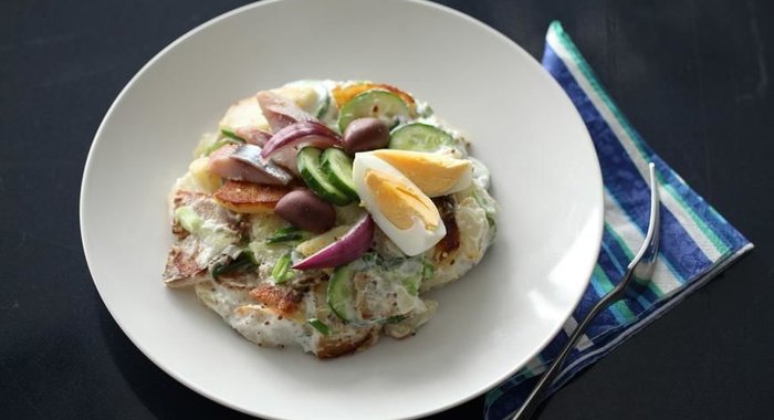 Теплый картофельный салат с сельдью