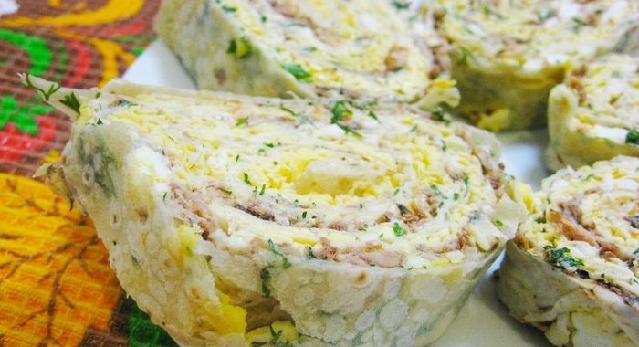 Рулет из лаваша с консервированной рыбой