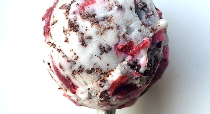 Кокосовое мороженое с вишней и темным шоколадом