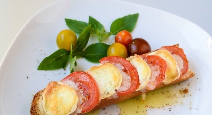 Запеченный бутерброд с сыром и помидорами