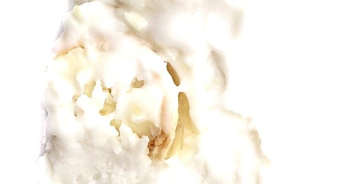 Кокосовое мороженое с миндалем, кокосовой стружкой и конфетами Raffaello