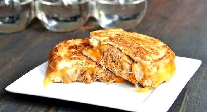 Запеченный бутерброд с сыром и мясом