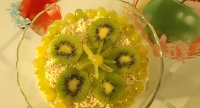 Творожный десерт с фруктами и виноградом
