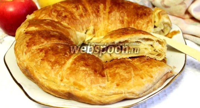 Рулет слоёный с яблоками