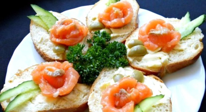 Маленькие бутерброды с семгой