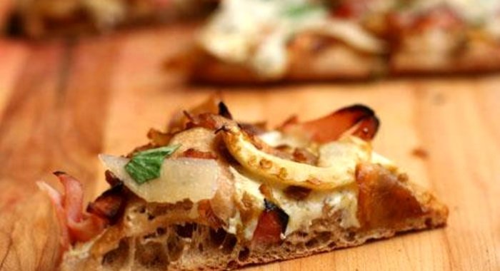 Пицца с карамелизованным луком и фенхелем