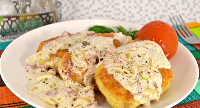 Котлеты из картофеля и свинины со сметанным соусом