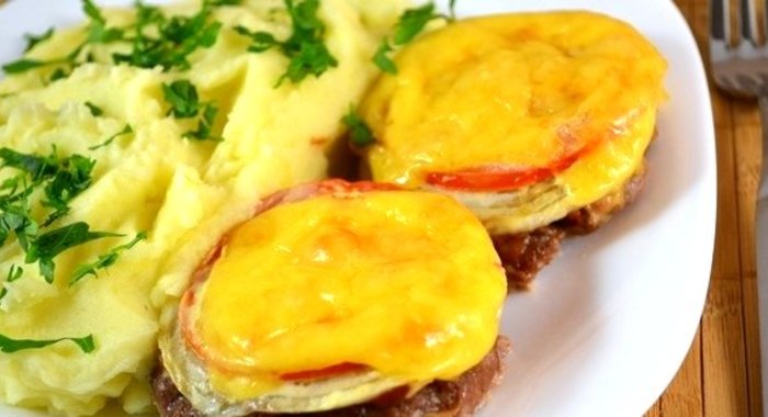 Котлеты в духовке с помидорами