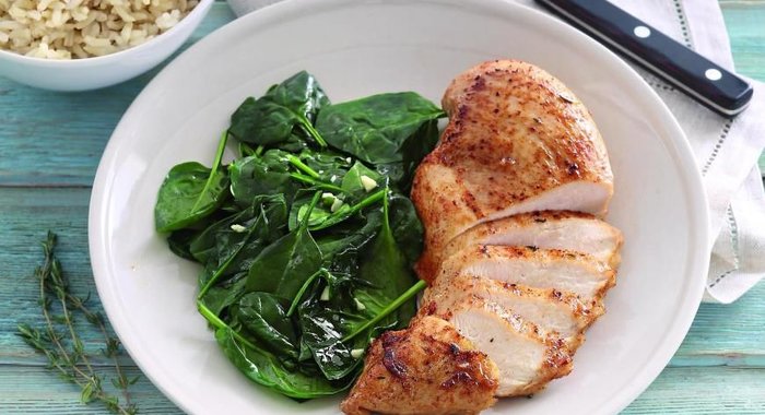 Цыпленок со шпинатом и белым вином