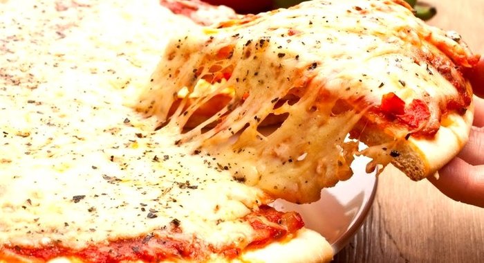 Пицца с моцареллой и помидорами