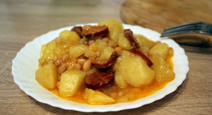 Рагу с сырокопчеными колбасками и фасолью