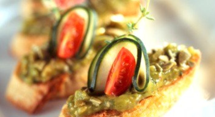 Бутерброды с авокадо и анчоусами