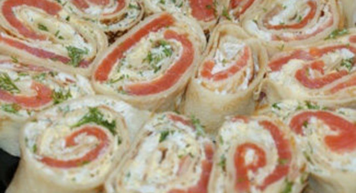 Блинные рулетики с семгой