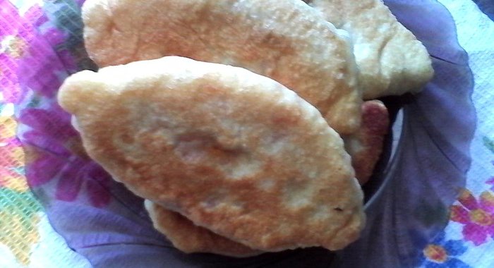 Жареные пирожки с тушеной капустой
