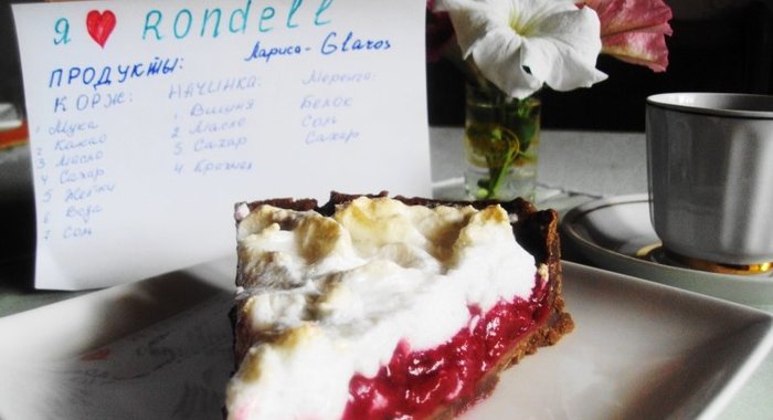 Шоколадный торт с вишней