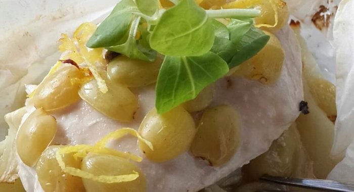 Куриная грудка, запеченная с фенхелем и виноградом в пергаменте