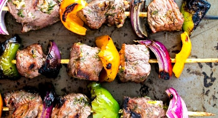Шашлык из говядины с луком и перцем