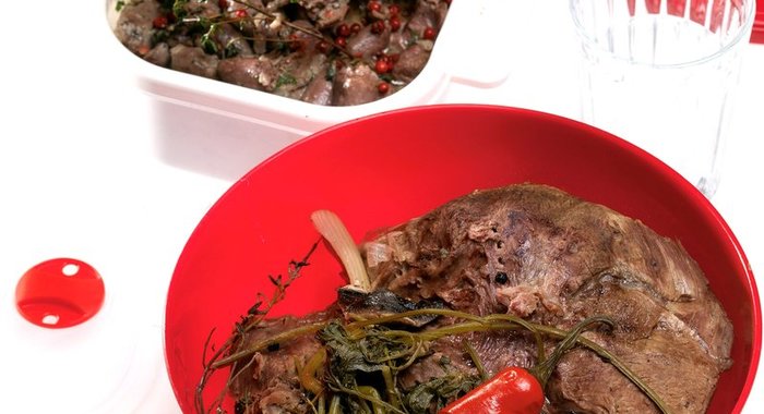 Вареная говядина с острым лимонно-чесночным бульоном