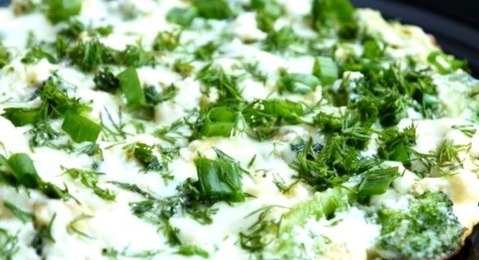 Омлет с брокколи на сковороде