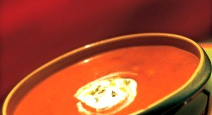 Томатный суп-пюре со сметаной и песто