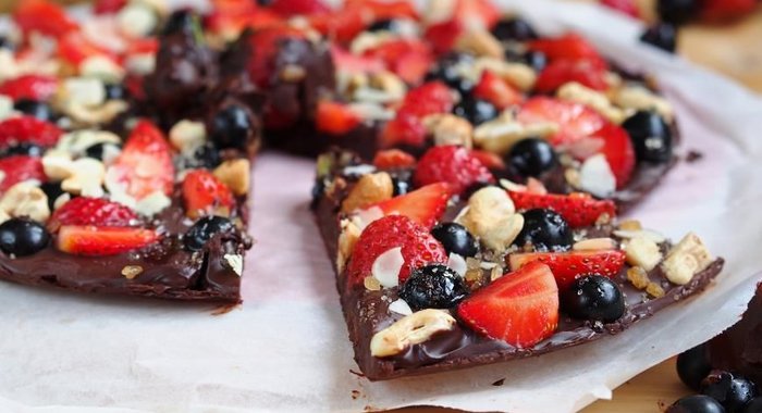 Шоколадно-ягодная пицца
