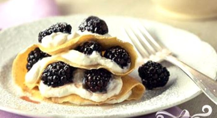 Блинчики с пахтой и ежевикой