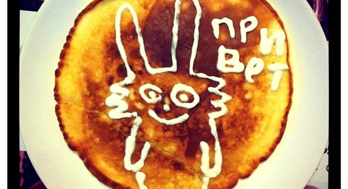 Омлет со сметаной на сковороде