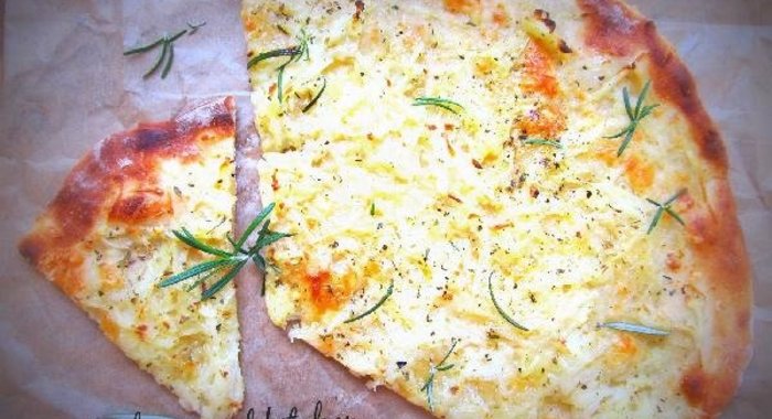 Пицца с картофелем и пряными травками