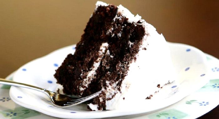 Шоколадный торт со сливочным кремом